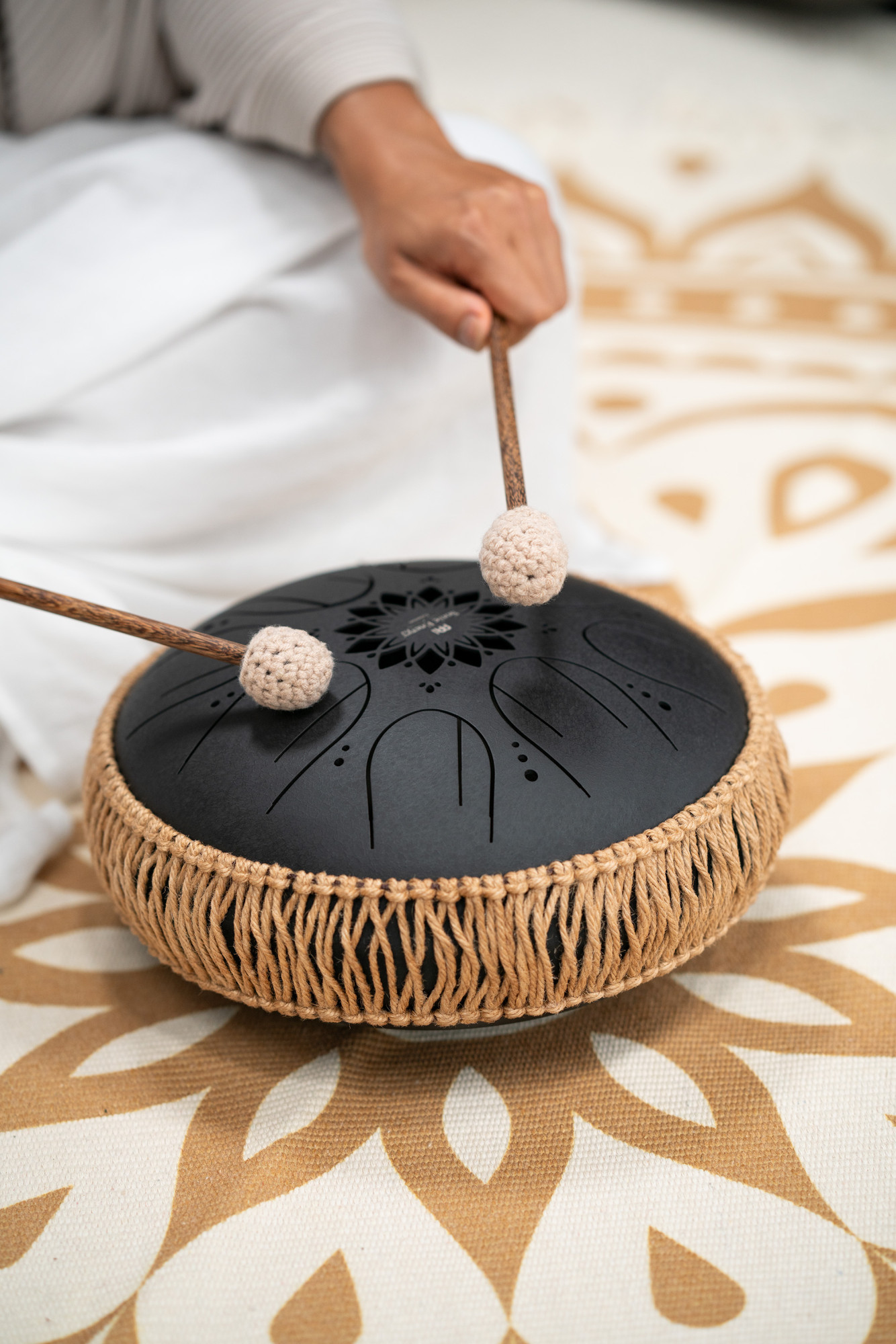 MEINL MOSTD1BK Sonic Energy Medium Octave Steel Tongue Drum, Schwarz 10", H Moll (432 Hz), 8 Töne