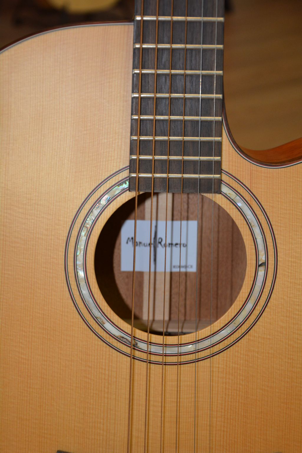 ROMERO R136MJ-CE Mini Jumbo Westerngitarre Cutaway EQ
