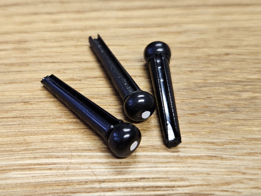 Bridge Pin Kunststoff schwarz mit Punkt - 1 Stück