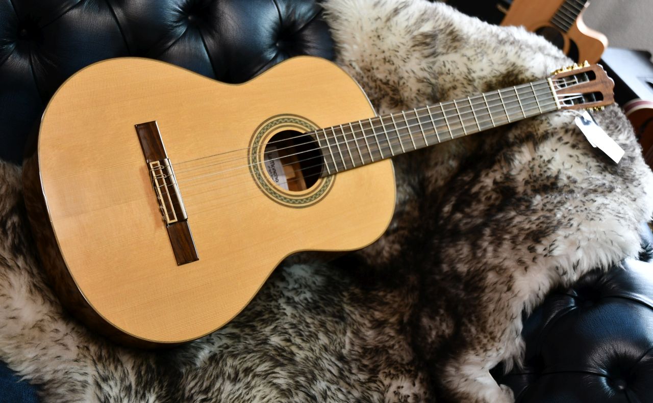 LA MANCHA Jade Konzertgitarre