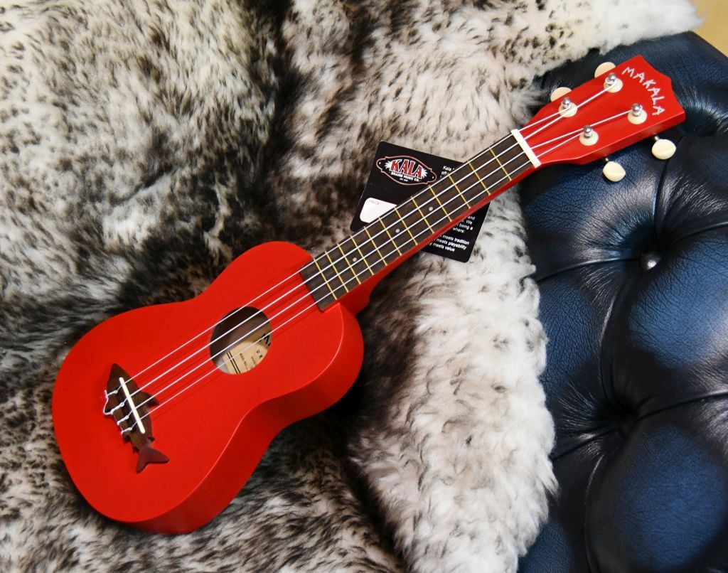 Makala Shark MK-SS-RED - Red Sea Sopran Shark Ukulele + Tasche