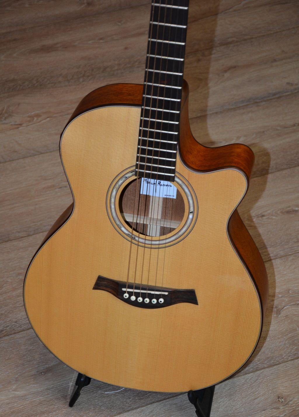 ROMERO R136MJ-CE Mini Jumbo Westerngitarre Cutaway EQ