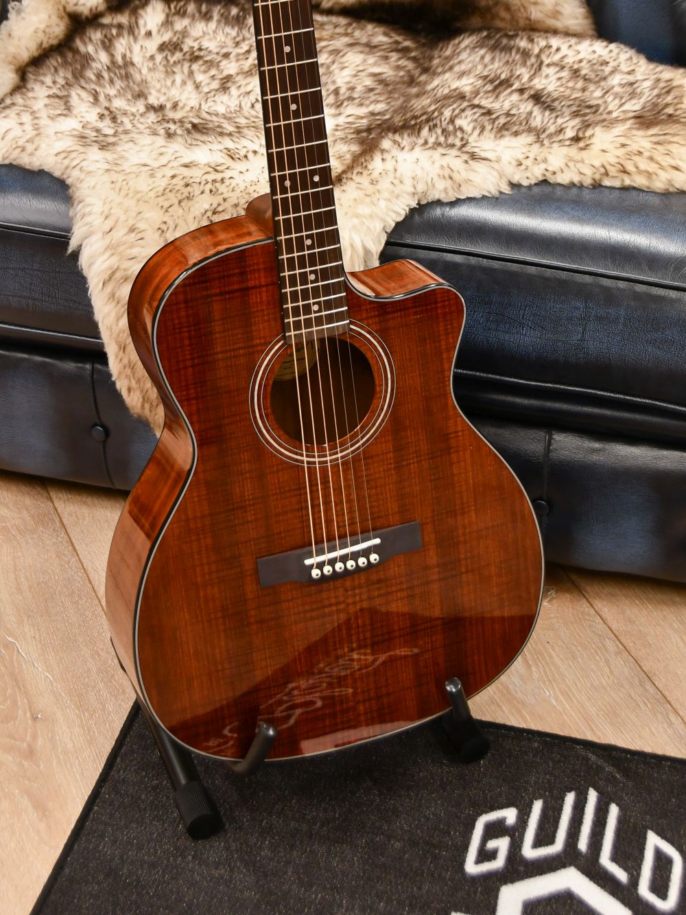 Guild OM-260CE Deluxe Blackwood Westerngitarre