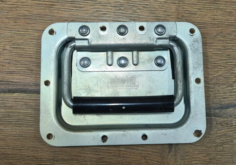 ADAM HALL Klappgriff mittel gefedert in Einbauschale 10 mm tief