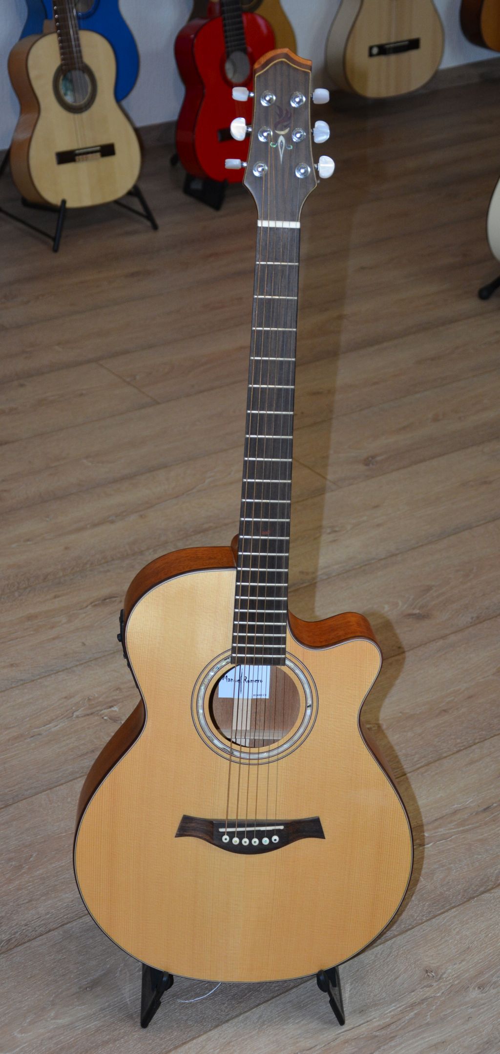 ROMERO R136MJ-CE Mini Jumbo Westerngitarre Cutaway EQ