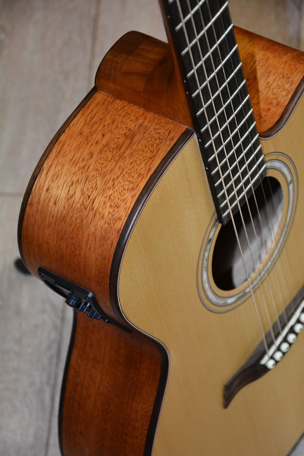 ROMERO R136MJ-CE Mini Jumbo Westerngitarre Cutaway EQ