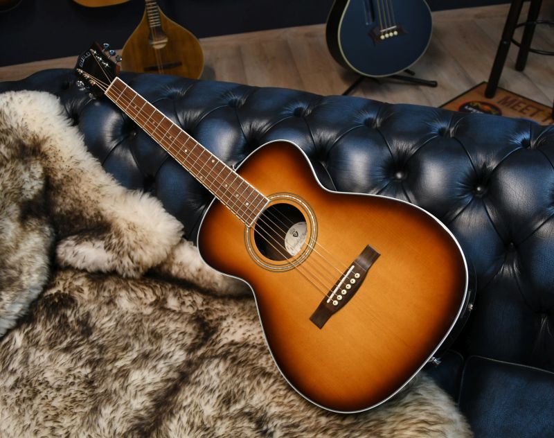 Guild M-260E Deluxe Archback Edge Burst Westerngitarre