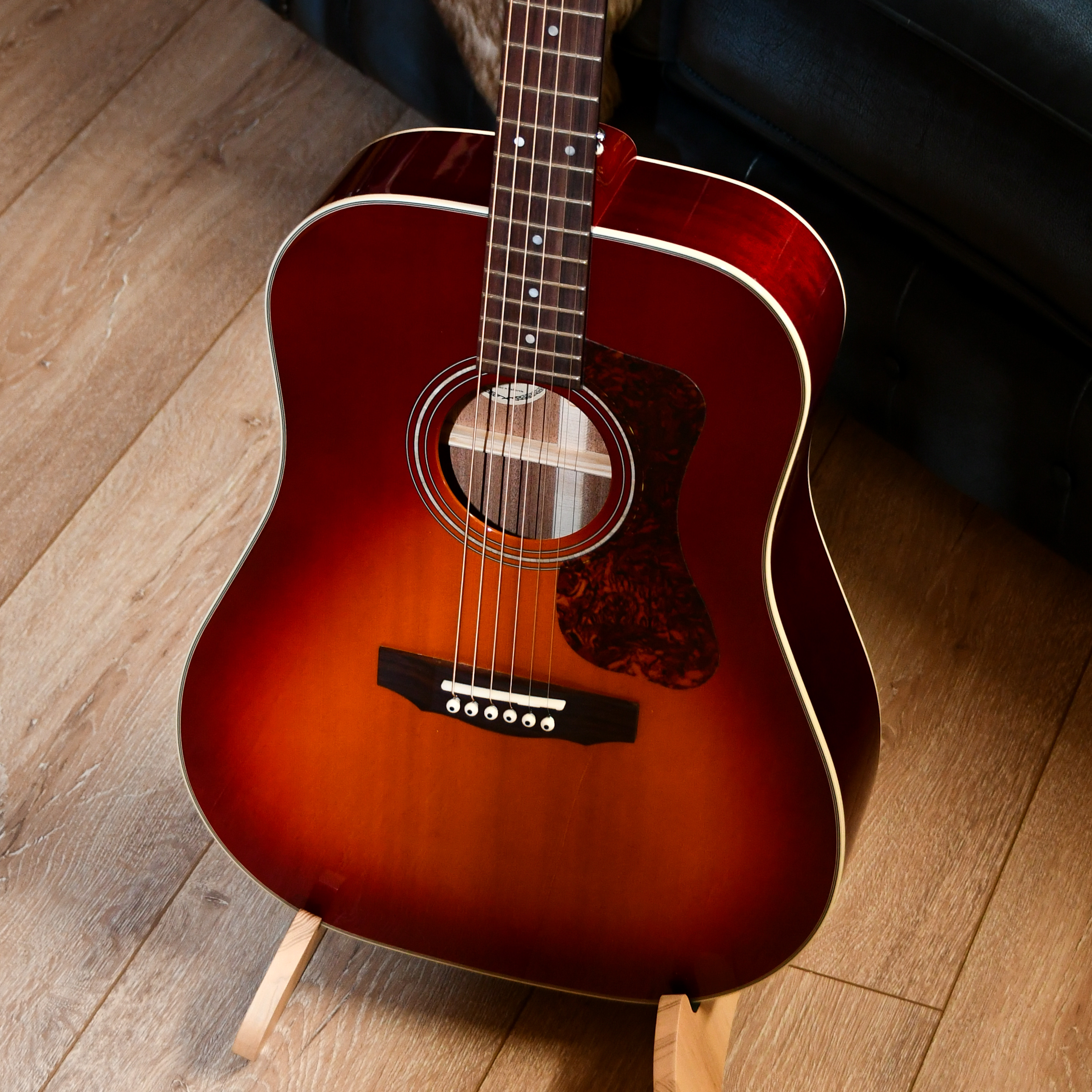 Guild D-140 Westerngitarre, Cherry Burst