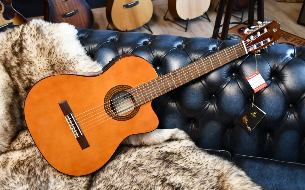 Admira JUANITA ECF Konzertgitarre, Cutaway EQ