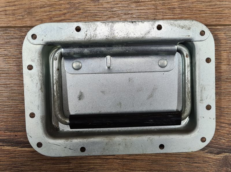 ADAM HALL Klappgriff mittel gefedert in Einbauschale 15 mm tief