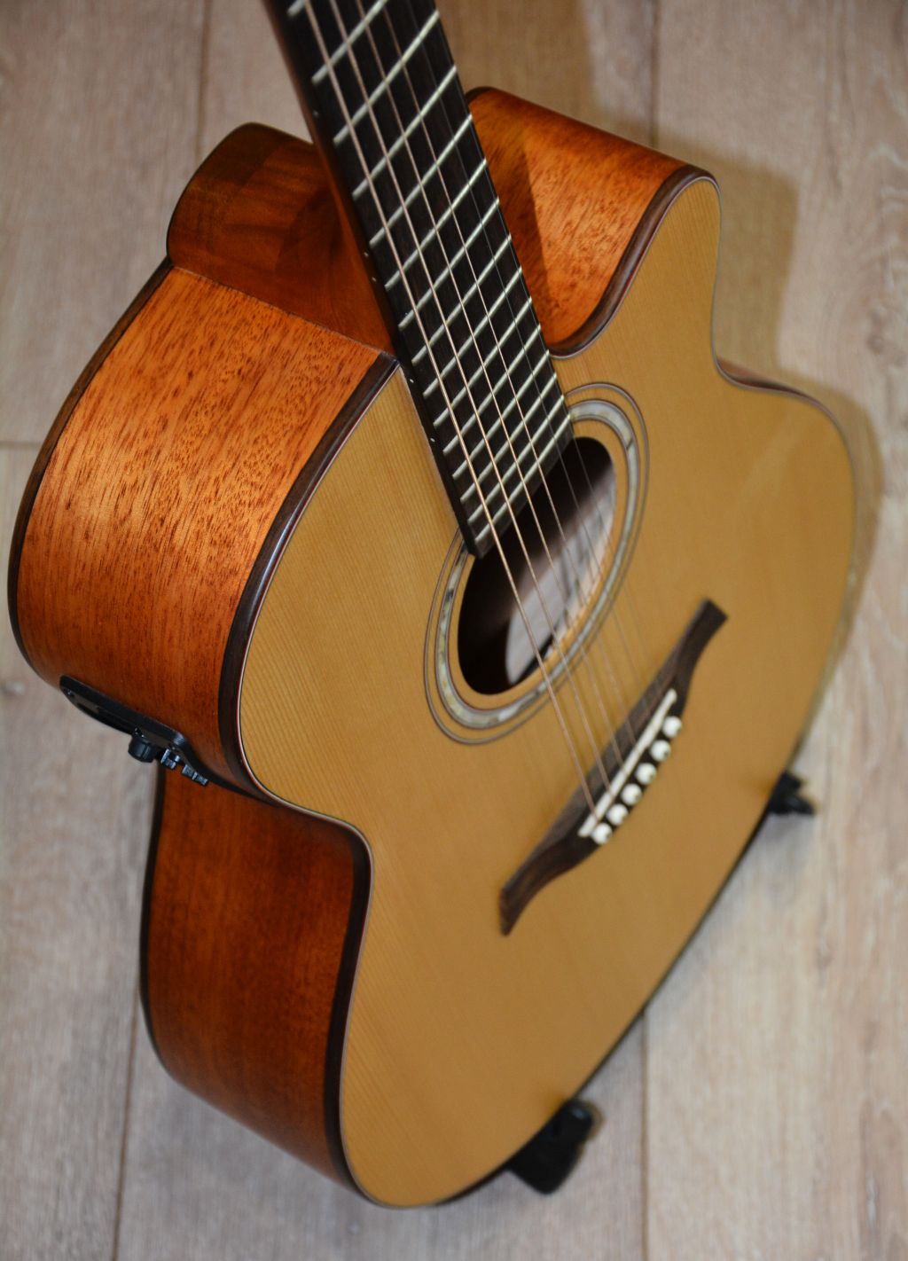 ROMERO R136MJ-CE Mini Jumbo Westerngitarre Cutaway EQ