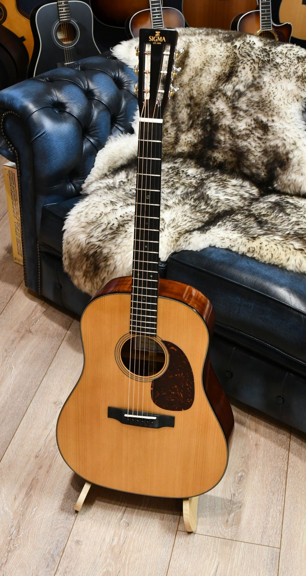 SIGMA SDJM-18 Westerngitarre, Slope Shoulder Dreadnought inkl. Case