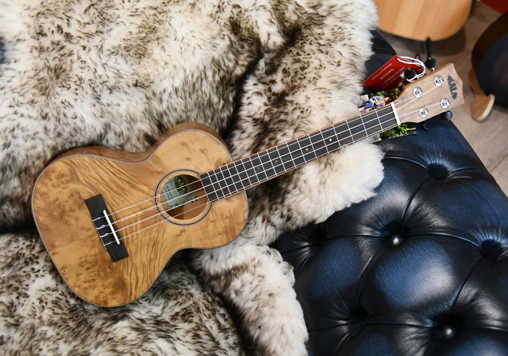 KALA KA-CARA-BUR-T - Salted Caramel Exotic Burl Tenor Ukulele + Tasche