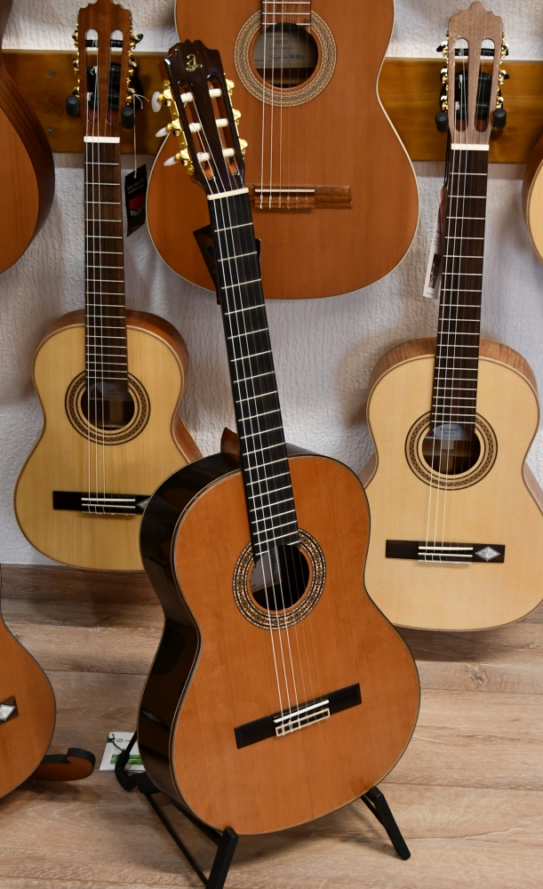 Admira A20 Spanische Konzertgitarre vollmassiv