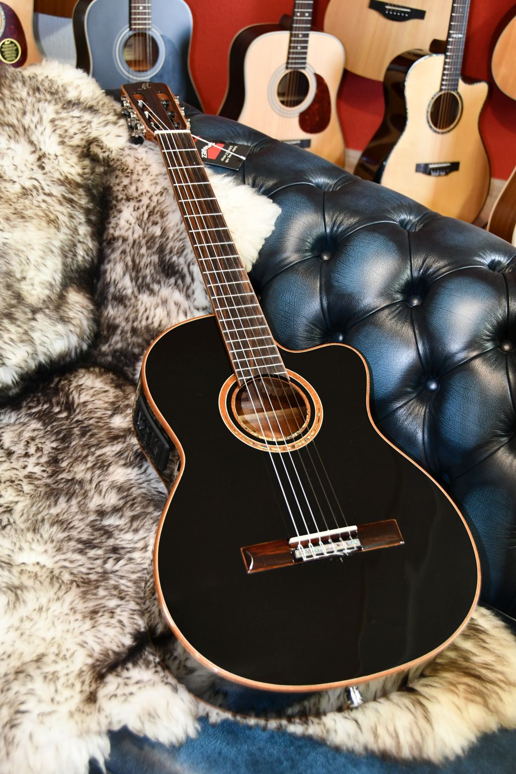 MERIDA DC-15BKCEH DIANA Konzertgitarre mit Tonabnehmer, schwarz gloss