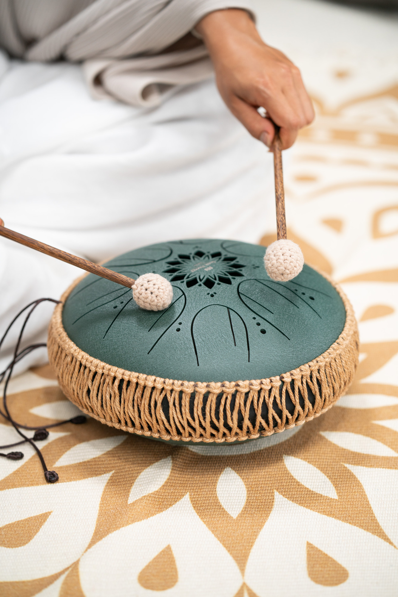 MEINL MOSTD4DG Sonic Energy Medium Octave Steel Tongue Drum, Dunkelgrün, F# Moll (432 Hz), 8 Töne, 10" / 25 cm