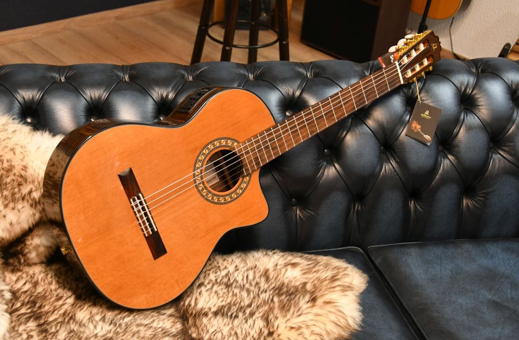 Admira A6 ECF Spanische Konzertgitarre mit Tonabnehmer